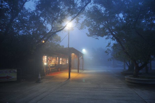 De invallende avond bij het Po Lin klooster