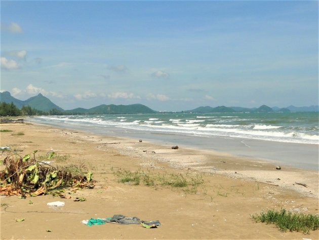 Ook plastic troep op de mooie stranden van Thailand.