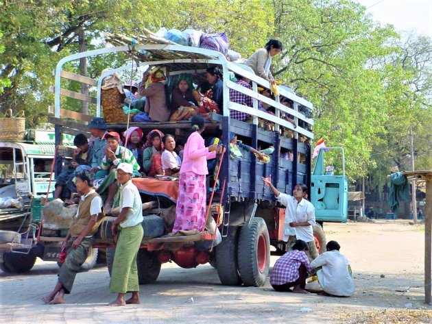 Gezellig met de bus in Birma.
