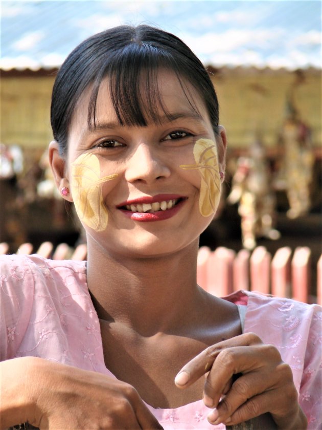 Portret van mooie Birmese verkoopster.