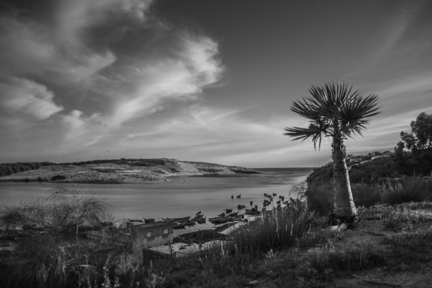 De baai in zwart wit