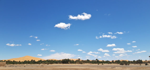 De duinen van Erg Chebbi achter de oase van Hassi-Labied, Merzouga