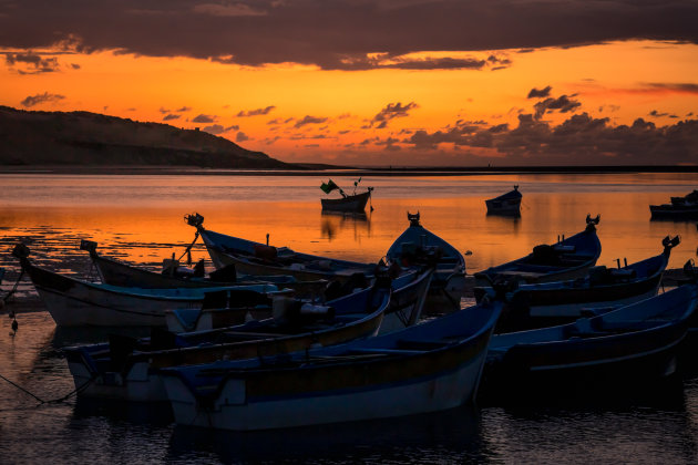 Boten, baai en een mooie zonsondergang