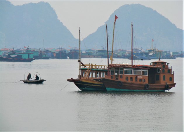 Drijvend vissers dorp in Ha Long Bay