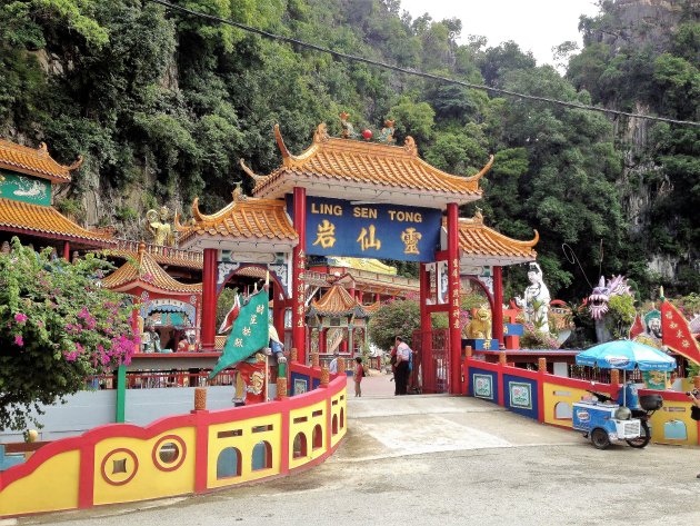 Chinese tempel tussen de karstbergen