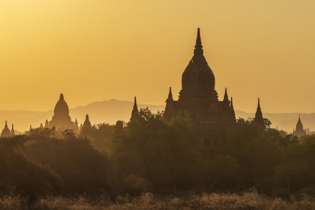 zonsondergang bij de tempels van Bagan