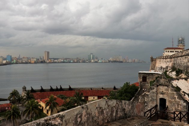 vanaf het fort met zicht op de skyline van Havana