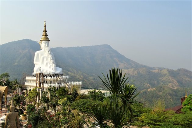 5 Boeddha's op een Tempel.