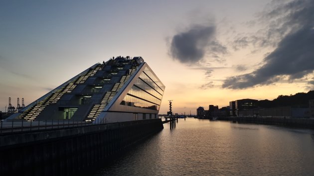 Zonsondergang bij de Nordakademie in Hamburg