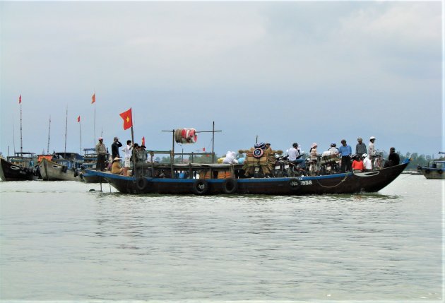 Volgeladen veerpond.