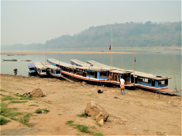 Veerboten op de Mekong.