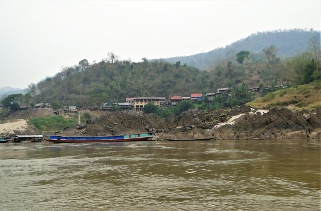 Bergdorpjes langs de rivier.