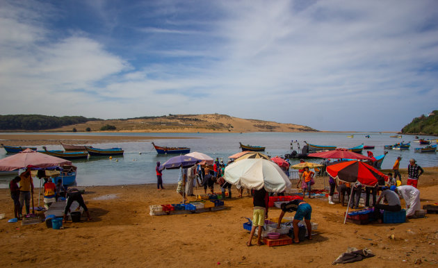 Visverkoop op het strand.