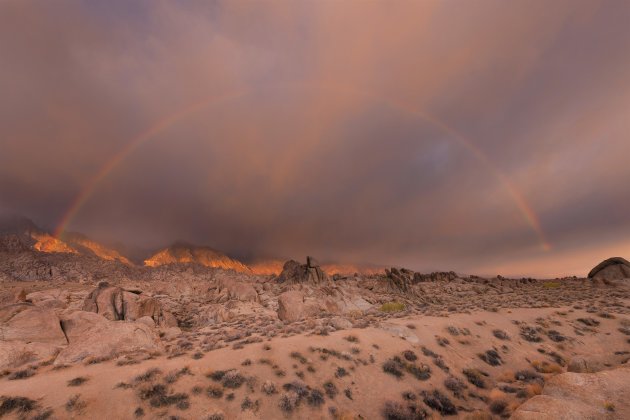 Regenboog in Alabama Hills