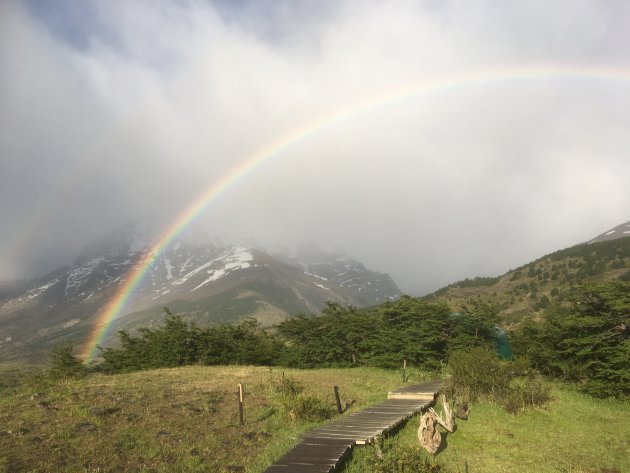 De ochtendwandeling begint onder een regenboog.