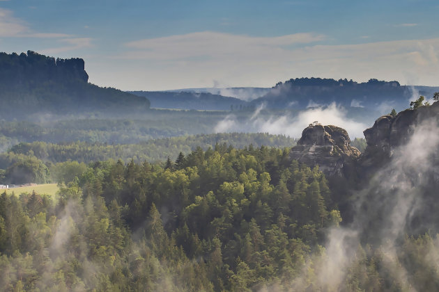 Laaghangende wolken in het Sächsische Schweiz