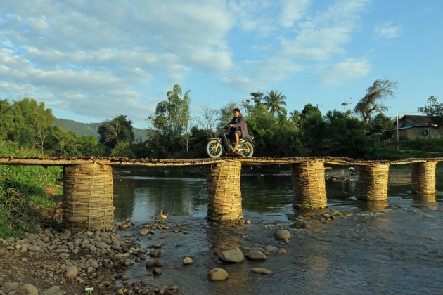 Over de bamboe brug in Luang Namtha