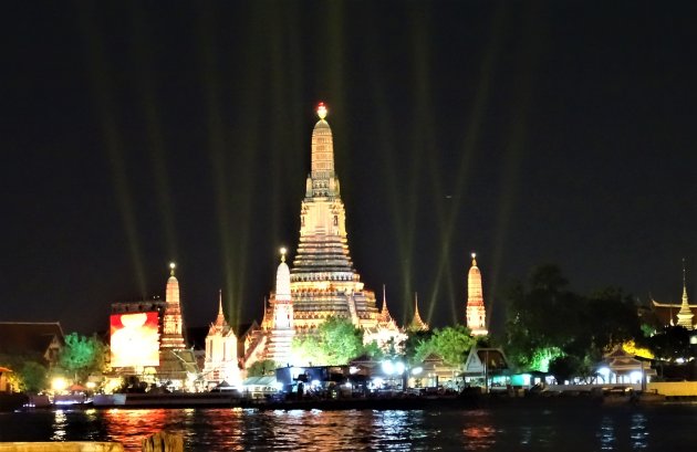 Wat Arun in de schijnwerpers.