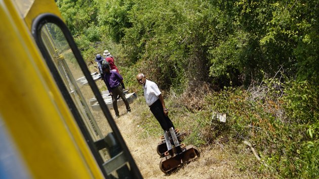 wandelen langs het spoor