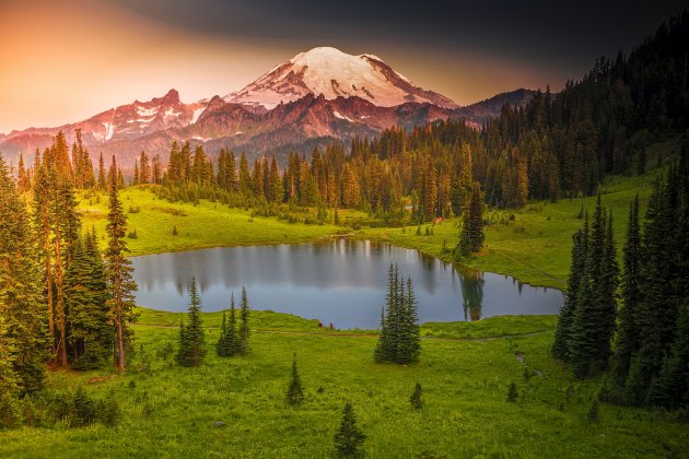 Zonsopkomst bij Mount Rainier