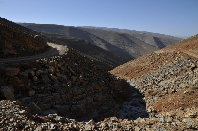 Weg door Hoge Atlas tussen  Msemrir en Todra Kloof