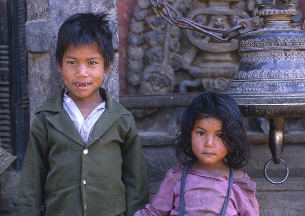 Broer en zus voor een tempelbel in Mingun Birma