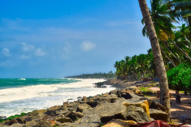 De ruige zee bij Sri Lanka
