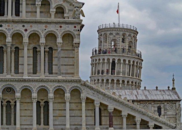 De klokkentoren van de Dom van Pisa