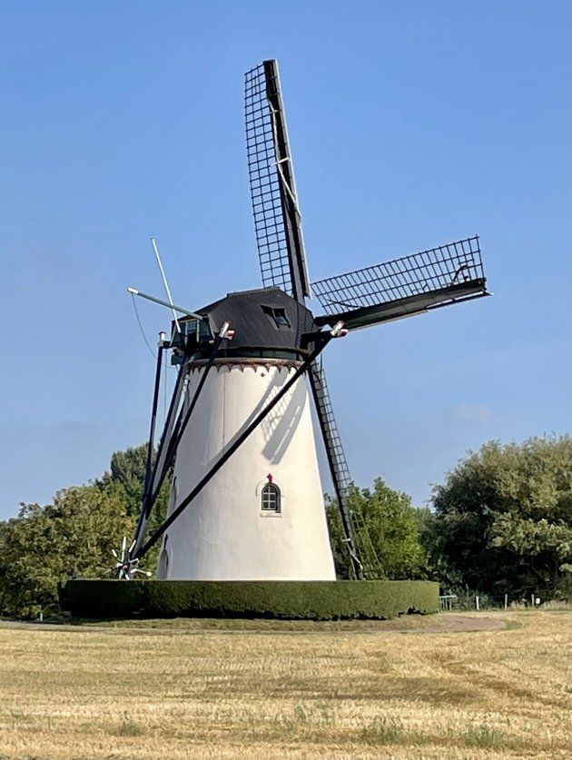 Witte stenen korenmolen.