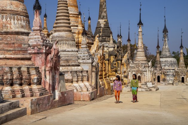 meisjes bij het Tar Kaung pagode complex