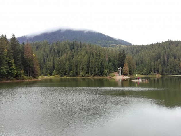 Ontspannen bij de tranen van Syn in de bossen van de Karpaten