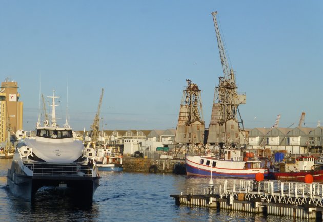 Robben Island ferry met historische kranen