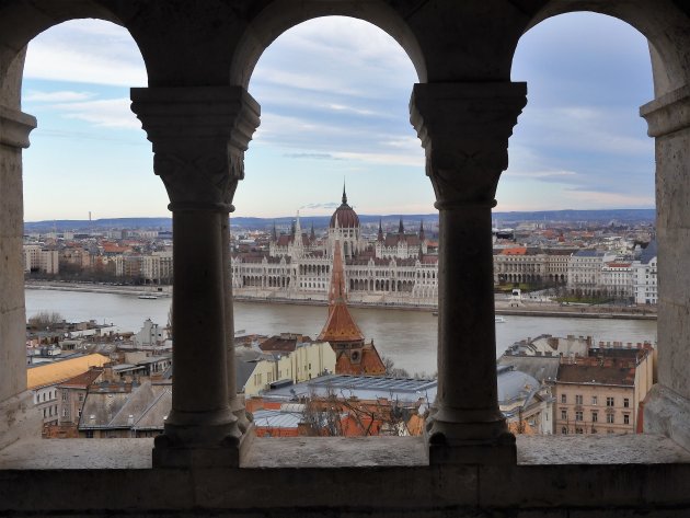 Vissersbastion kijkt uit op het Parlement