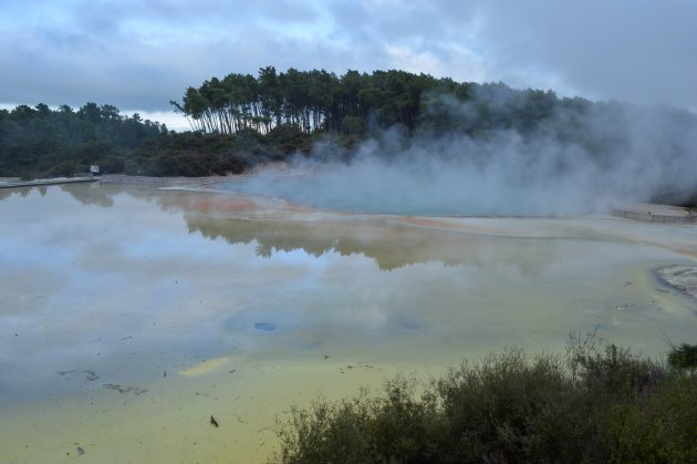 Neus dichtknijpen bij Wai-O-Tapu