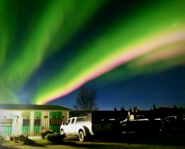 Kleurrijke noorderlichtshow onder de poolcirkel