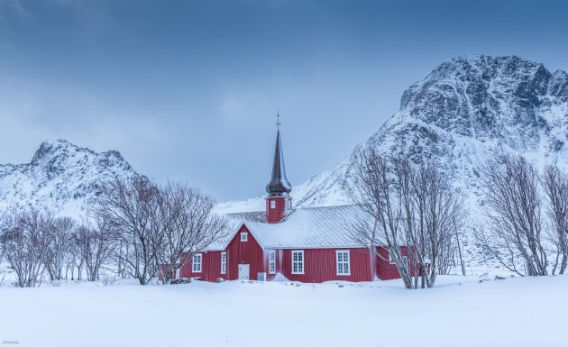 Flakstad, kerkje in de sneeuw onder een donker luchtje