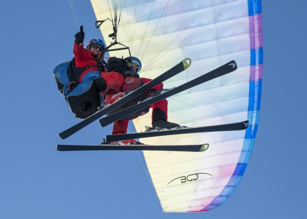 Paragliding vanaf de sneeuw