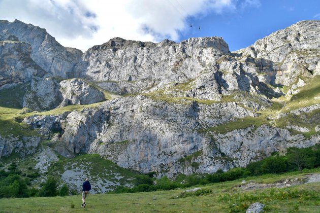 Onder de gondel in Fuente De