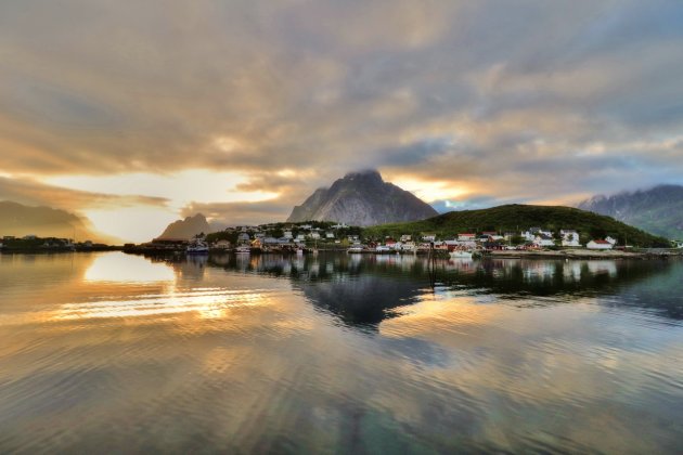 Licht over Reinefjord