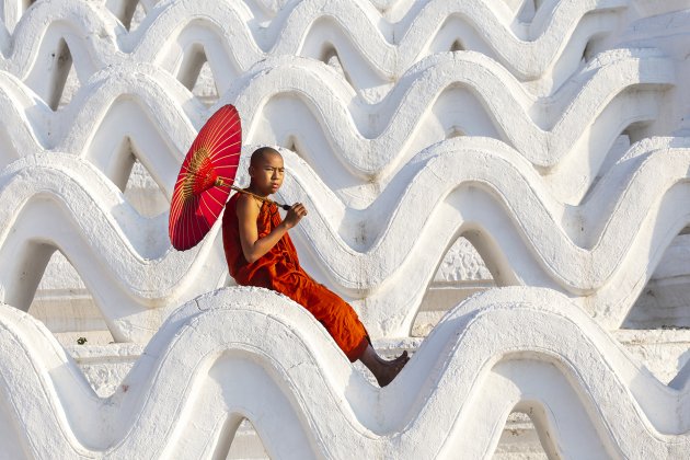 Monnik bij de Hsinbyume Pagode