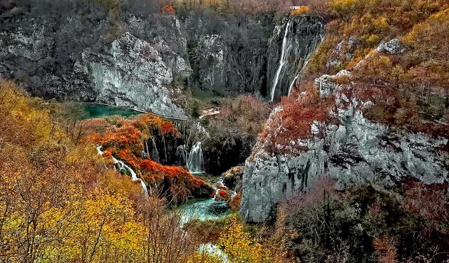 Vanaf grote hoogte zicht op de Plitvice meren in Kroatië