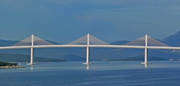 Zicht op de de Peljesac-brug