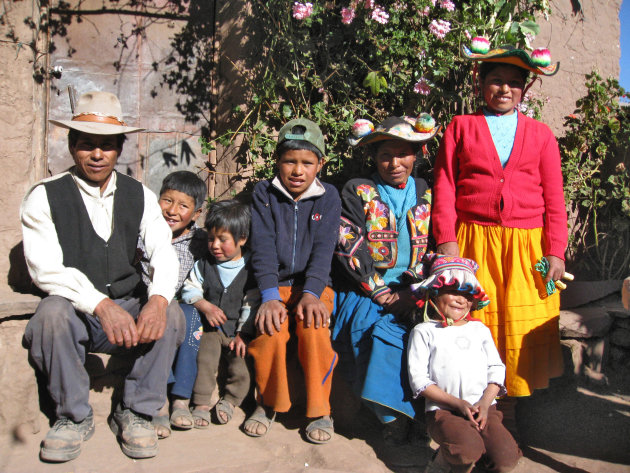 familie op eiland bij Titicacameer