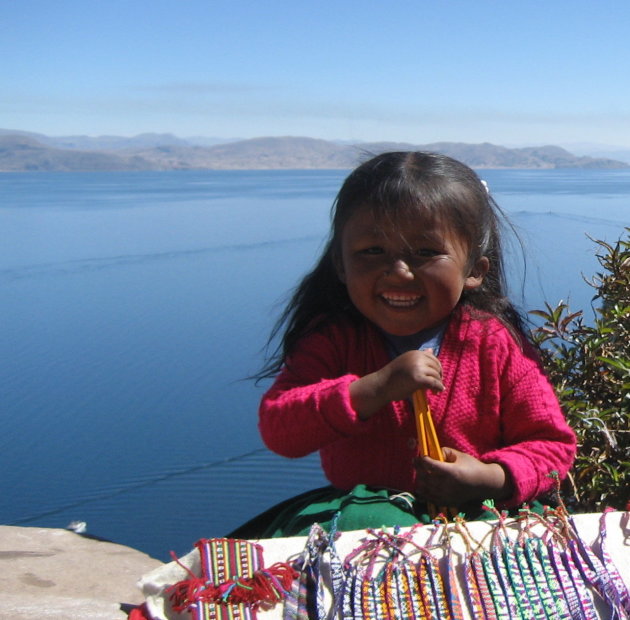 jonge verkoopster op lake titicaca