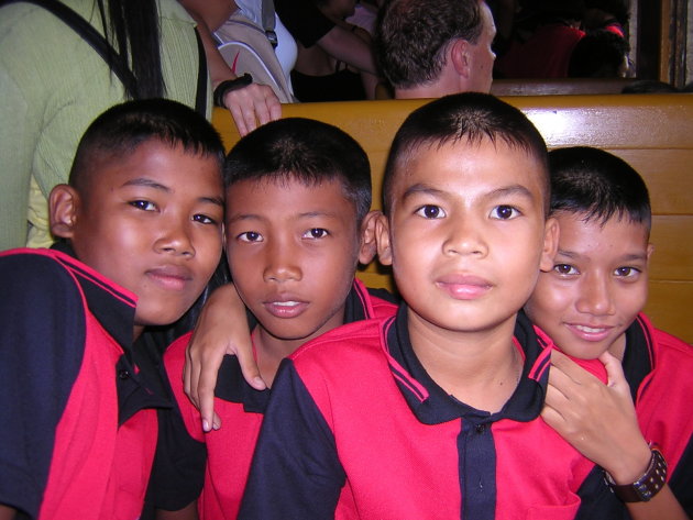 4 thaise jongentjes in de trein