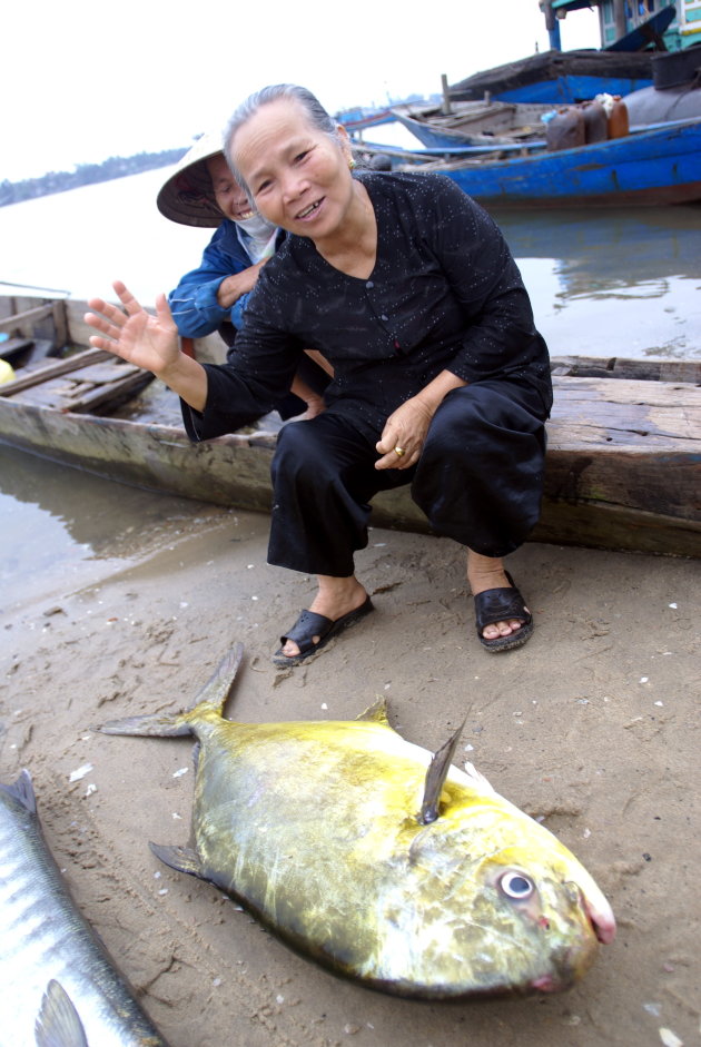 Viswijf met grote gele vis