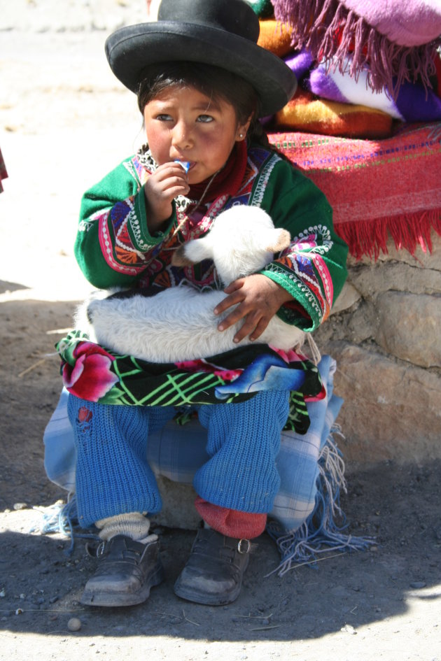 Jongentje bij het titicaca meer 