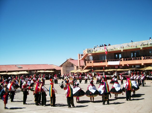 Lokaal kleurrijk volksfeest Titicaca-omgeving