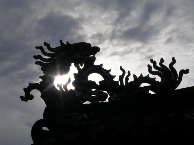 Een draak op een dak van een Paleis in de oude keizerlijke stad Hue