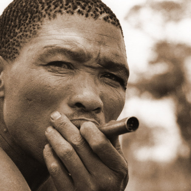 Bosjesman rookt wilde tabak